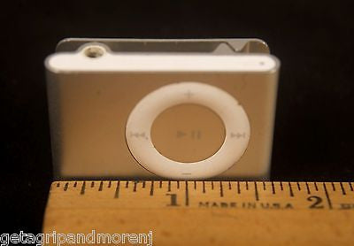 Apple MB226LL/A 1GB 2nd Gen iPod Shuffle - Silver Apple MB226LL/A 1GB 2nd Gen iPod Shuffle - Silver