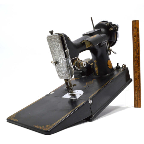 Vintage SINGER FEATHERWEIGHT #221 SEWING MACHINE c.1940 Elizabeth, NJ *Untested*