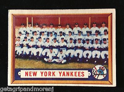 1957 Topps Yankees Team #97 Mickey Mantle, Yogi Berra